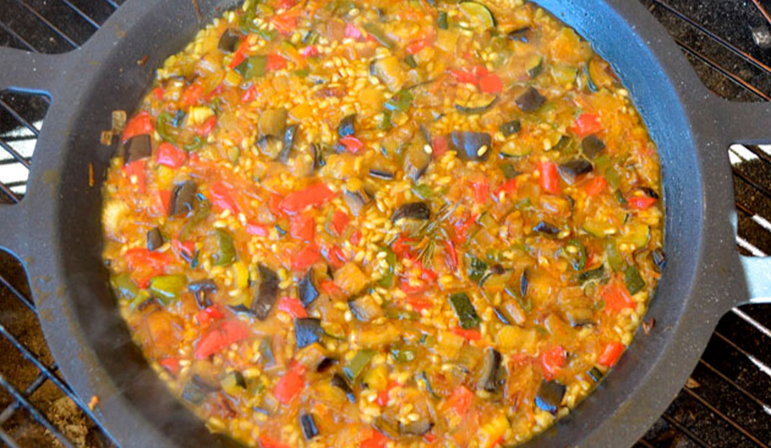 Arroz integral con verduras y jamón ibérico a la BBQ: sabor y salud