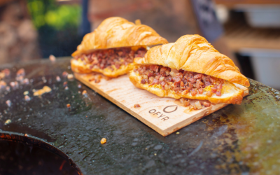 Cruasán a la brasa con beicon y huevo revuelto: el brunch francés cocinado en tu OFYR