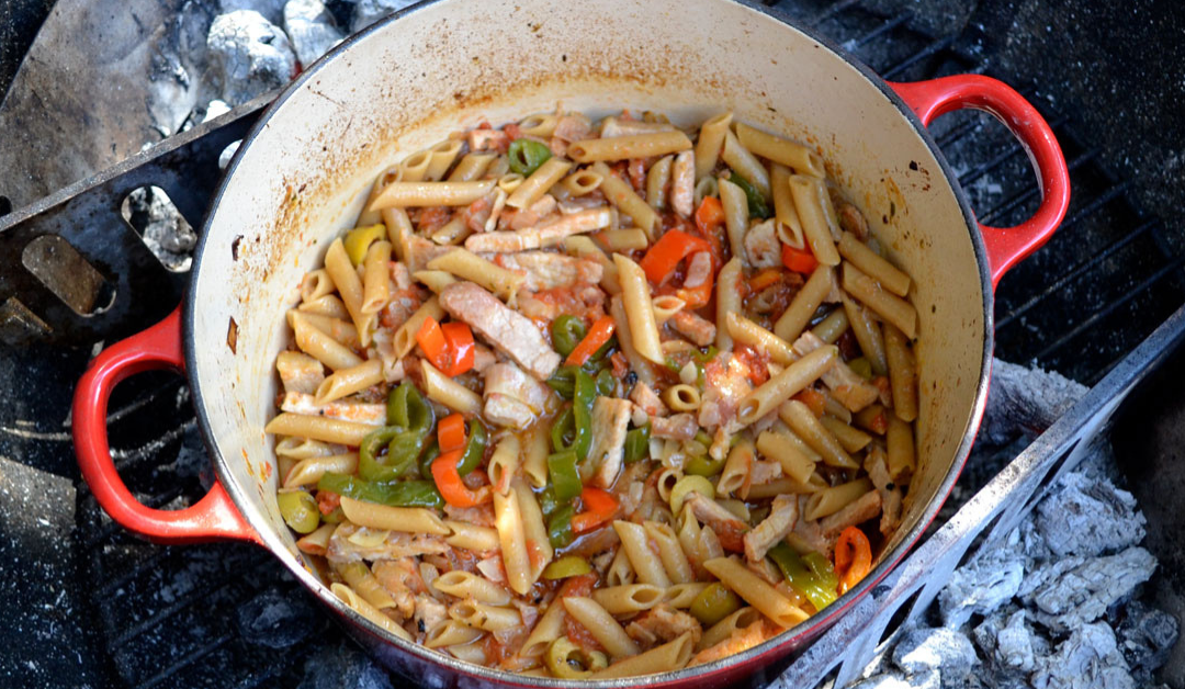 Macarrones en cocotte a la barbacoa: cocina la pasta en su salsa