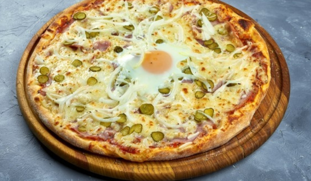 Pizza a la barbacoa con Mahón, lacón y huevo: la receta que desatará la locura