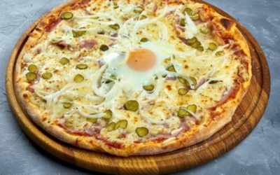 Pizza a la barbacoa con Mahón, lacón y huevo: la receta que desatará la locura