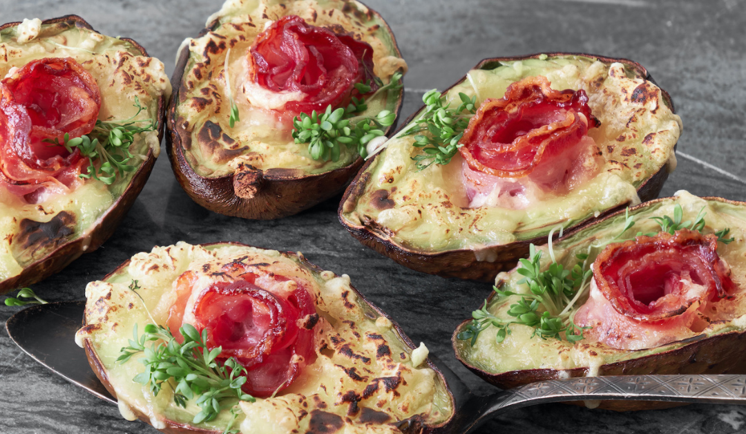 Aguacate a la brasa con queso fundido y bacon crujiente