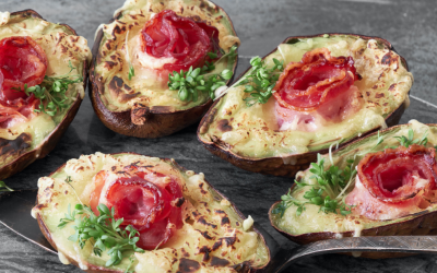Aguacate a la brasa con queso fundido y bacon crujiente