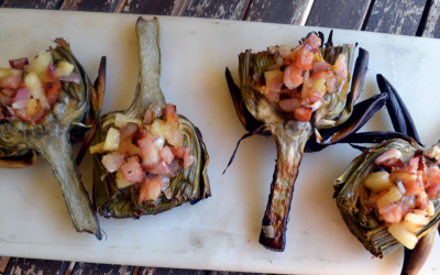 Alcachofas a la parrilla con aceite de hierba luisa, panceta y manzana