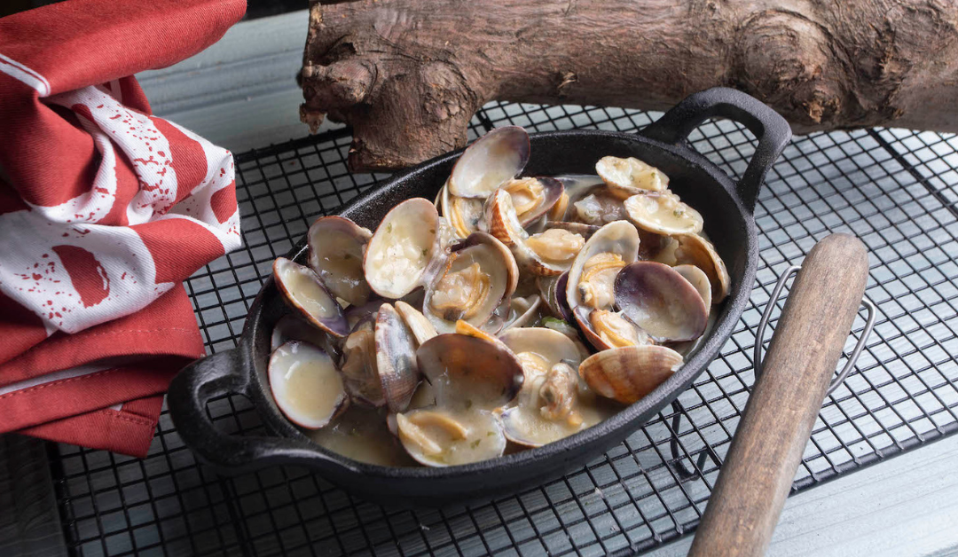 Almejas a la marinera a la brasa: receta rápida y perfecta para compartir