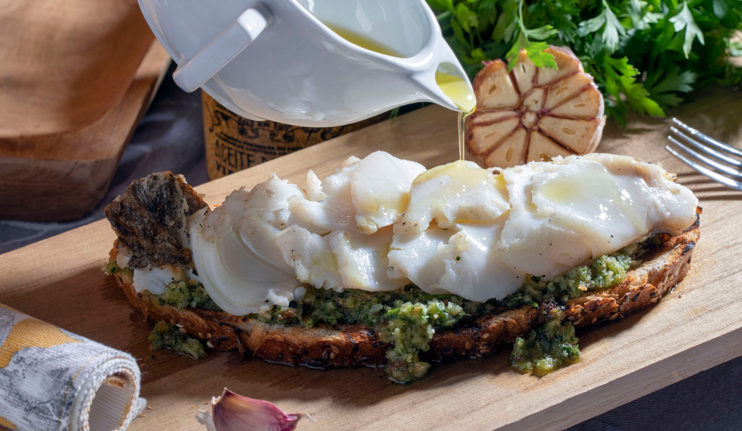 Bacalao a la brasa al estilo portugués (con tostas y pesto de ajo asado)