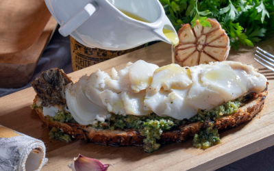 Bacalao a la brasa al estilo portugués (con tostas y pesto de ajo asado)