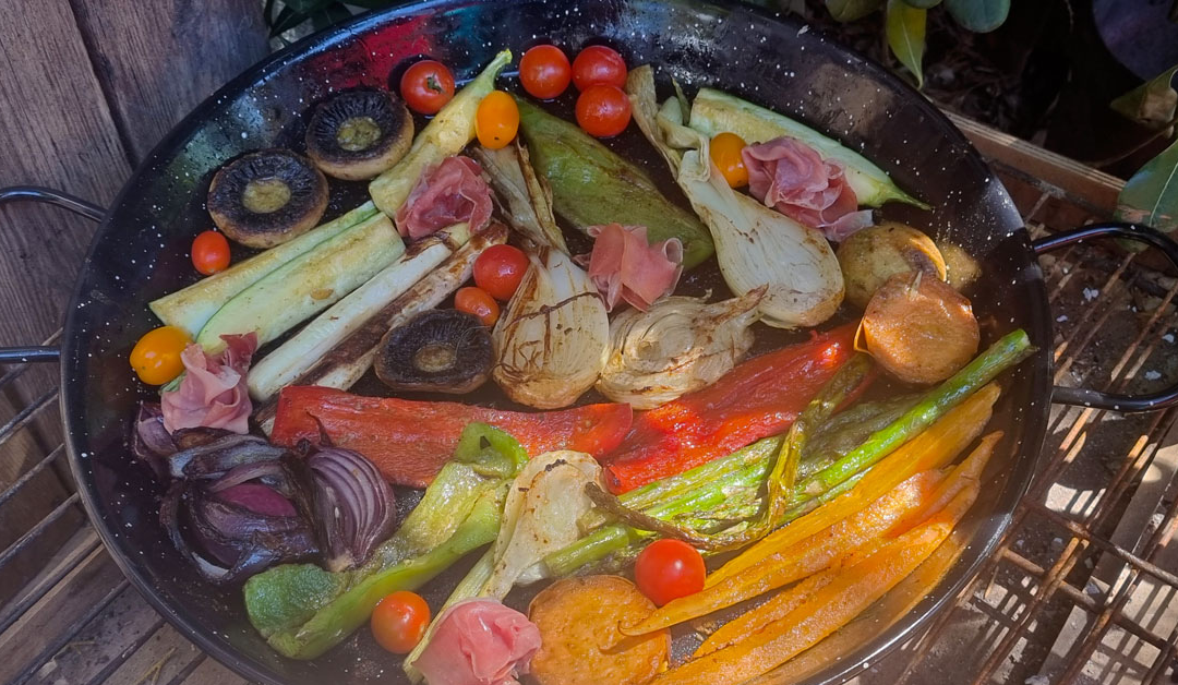 Barbacoa de verduras en paella con pesto de hierbas (fácil y vistosa)