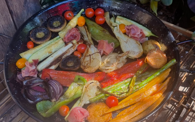 Barbacoa de verduras en paella con pesto de hierbas (fácil y vistosa)