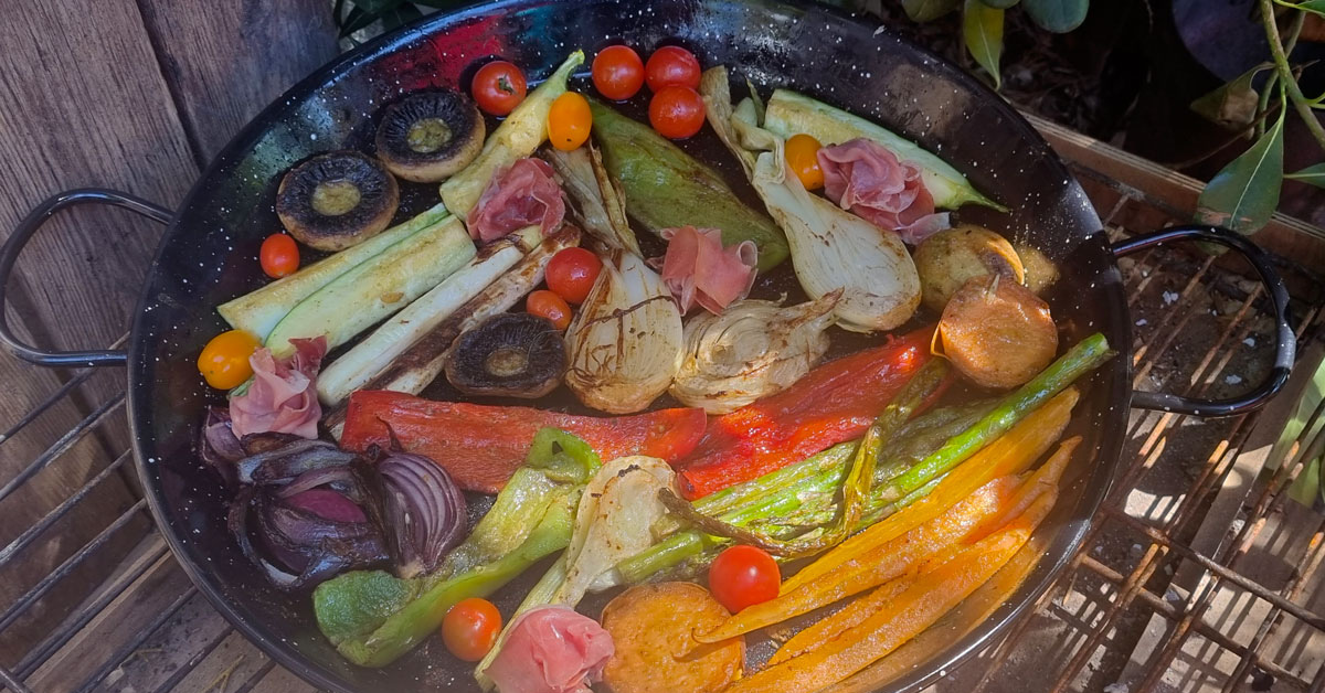 barbacoa de verduras en paella barbacoa de verduras en paella
