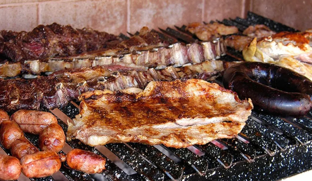 5 destinos del mundo donde el fuego es religión y la barbacoa es cultura