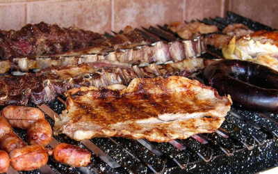 5 destinos del mundo donde el fuego es religión y la barbacoa es cultura