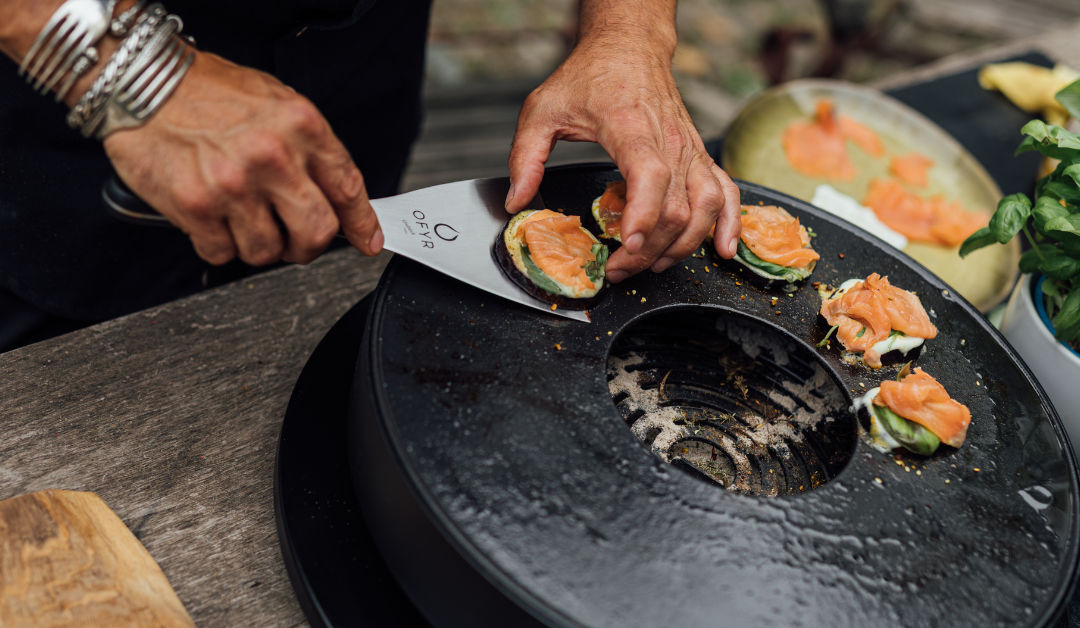 Berenjena a la plancha en mini OFYR con queso y salmón ahumado