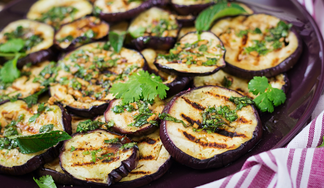 Berenjenas a la parrilla con picada de hierbas y avellanas para 4 personas