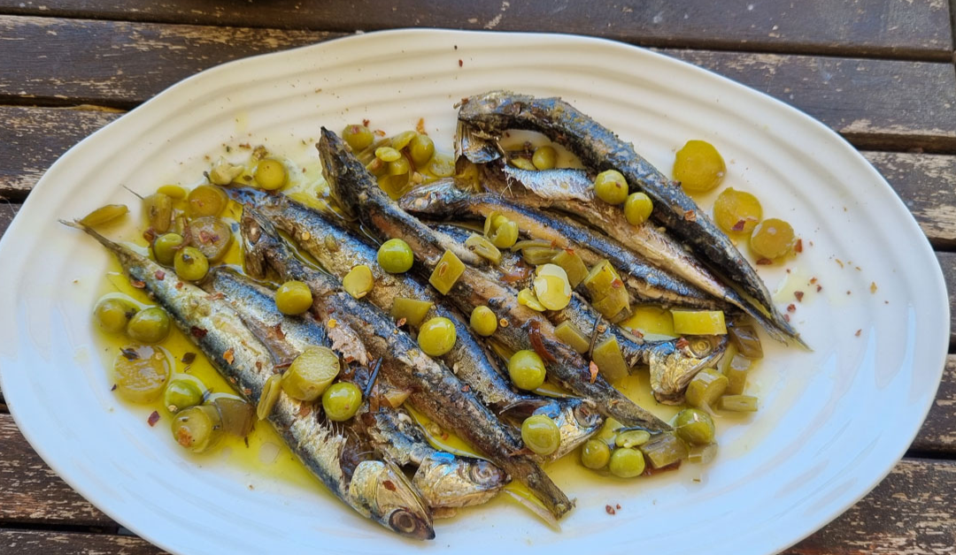 Boquerones a la parrilla con aliño de verduras de primavera