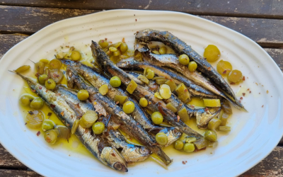 Boquerones a la parrilla con aliño de verduras de primavera