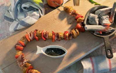 Brocheta “látigo” de chipirones, patata y pimiento a la brasa