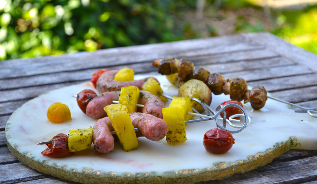 Brochetas mixtas a la brasa: salchicha con piña, champiñón y patata