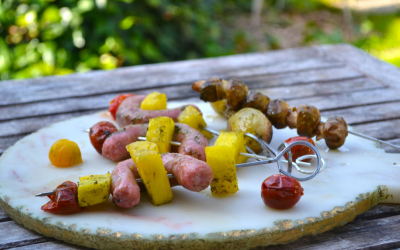 Brochetas mixtas a la brasa: salchicha con piña, champiñón y patata