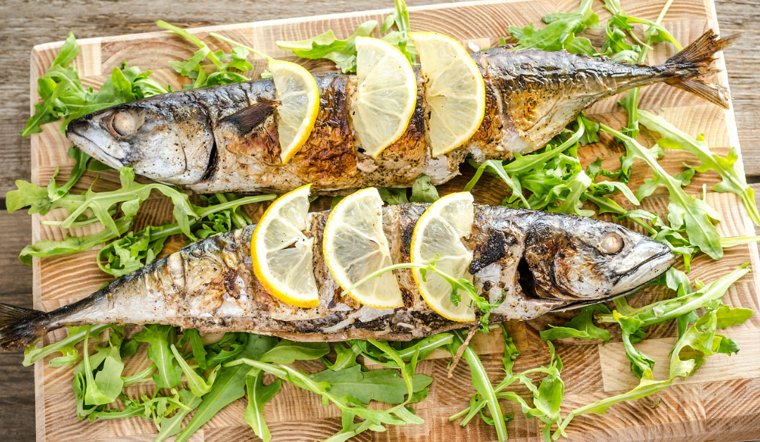 Caballa a la brasa con limón y rúcula: sencilla, jugosa y económica