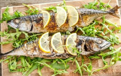Caballa a la brasa con limón y rúcula: sencilla, jugosa y económica