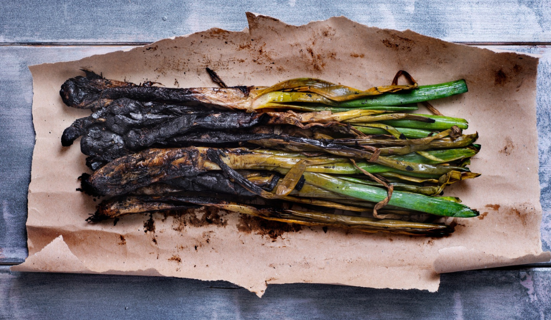 Calcots: qué son, cómo se preparan y cómo se comen en una calcotada