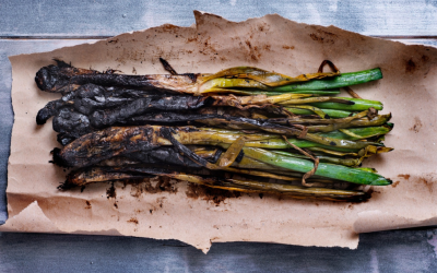 Calcots: qué son, cómo se preparan y cómo se comen en una calcotada