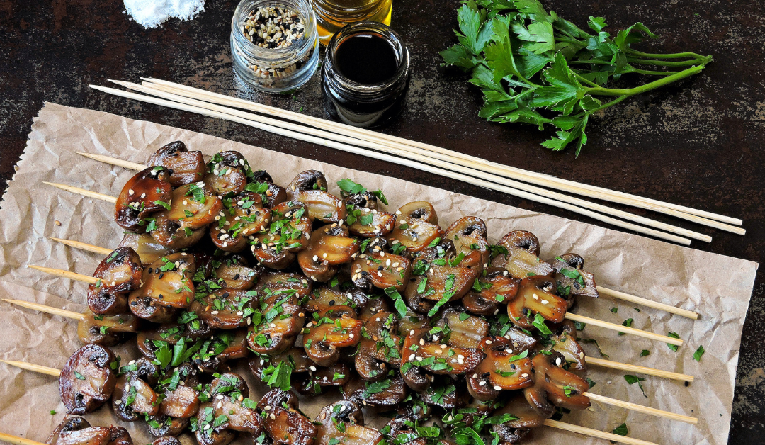 Brochetas de champiñones a la parrilla con soja y sésamo: fáciles, baratas y sin fallo