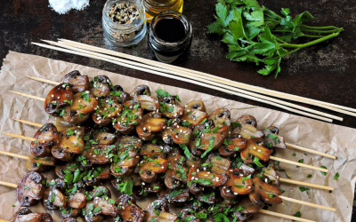 Brochetas de champiñones a la parrilla con soja y sésamo: fáciles, baratas y sin fallo