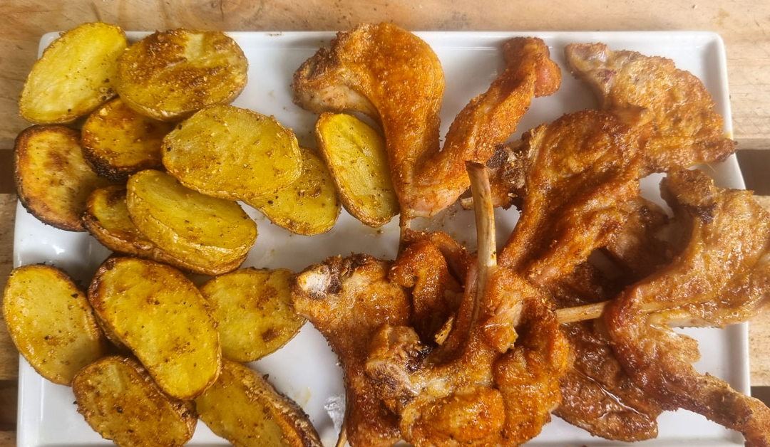 Chuletillas de cordero a la parrilla con harissa (especias, salsa y yogur)