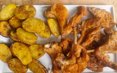 Chuletillas de cordero a la parrilla con harissa (especias, salsa y yogur)