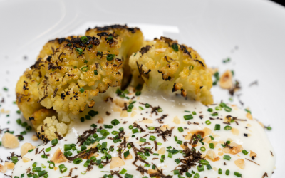 Coliflor a la brasa con salsa de yogur, coco y jengibre: cero aburrimiento