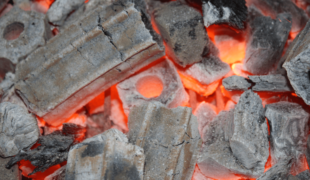 ¿Cuándo están listas las brasas para empezar a cocinar en la barbacoa?