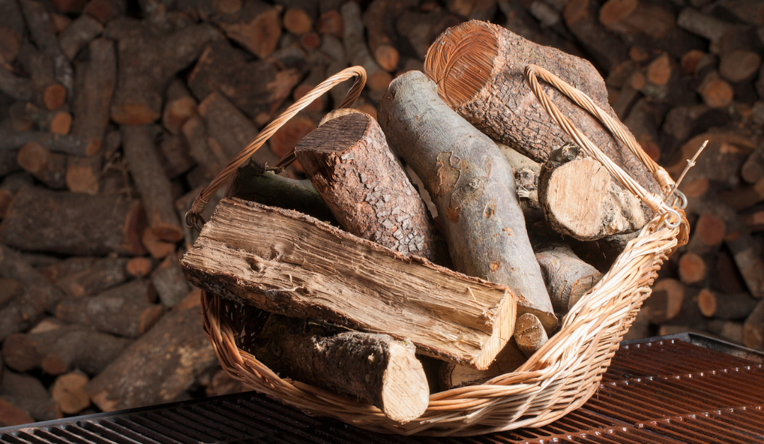 Leña vs. carbón: diferencias reales, tiempos y cómo combinarlos