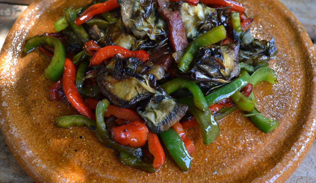 Ensalada de alcachofas a la brasa con pimientos y jamón