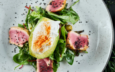 Ensalada de atún a la brasa con aguacate y huevo poché para 4 personas