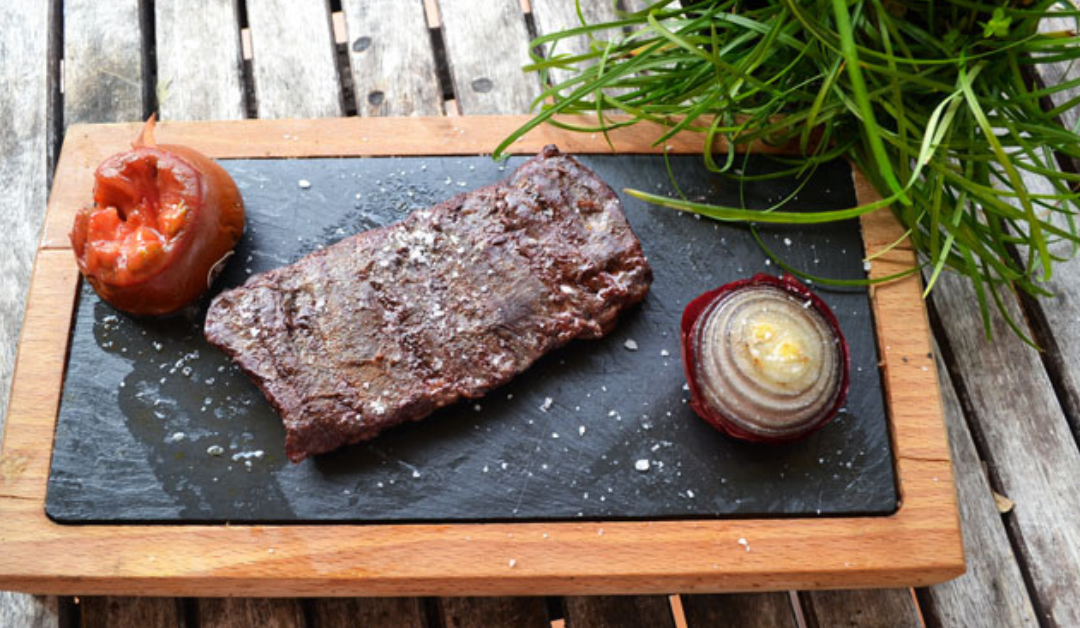 Entraña a la brasa marinada con cebolla y tomate (fácil, sabrosa y económica)