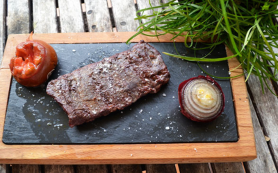 Entraña a la brasa marinada con cebolla y tomate (fácil, sabrosa y económica)