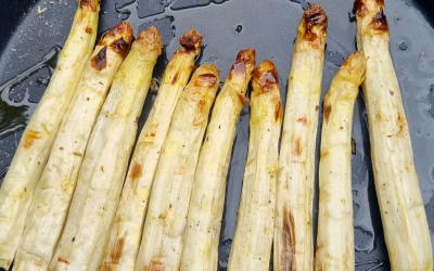 Espárragos a la parrilla con mahonesa de lima