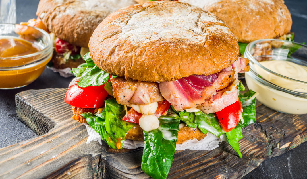 Hamburguesa de atún a la brasa con mostaza y pimentón