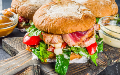 Hamburguesa de atún a la brasa con mostaza y pimentón
