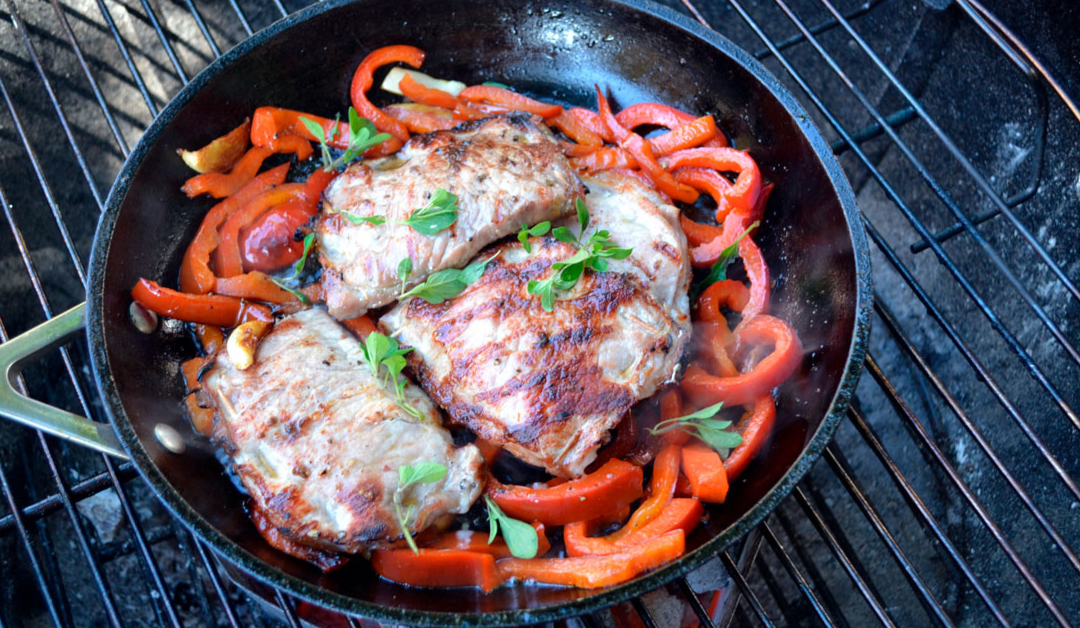 Libros de lomo de cerdo rellenos sobre pimientos rojos para 4 personas
