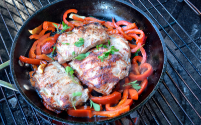 Libros de lomo de cerdo rellenos sobre pimientos rojos para 4 personas