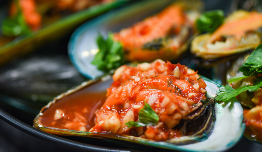 Mejillones picantones al wok en la parrilla (con salsa de cerveza y chipotle)
