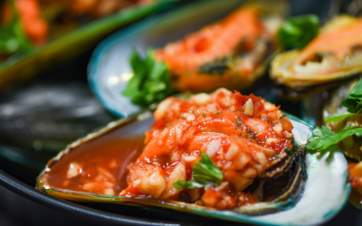 Mejillones picantones al wok en la parrilla (con salsa de cerveza y chipotle)