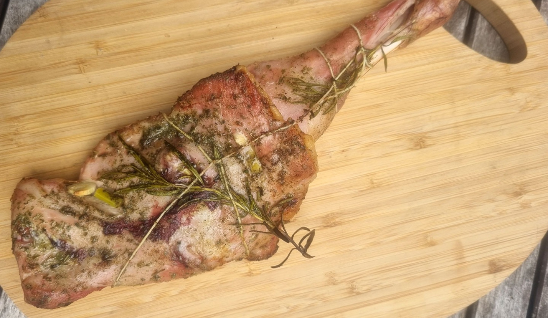 Paletilla de cordero lechal al romero: jugosa por dentro y crujiente por fuera