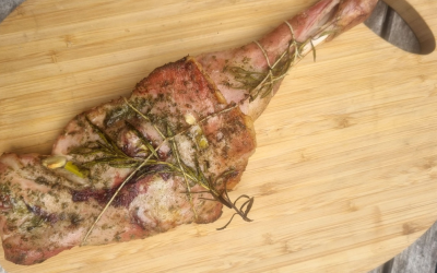 Paletilla de cordero lechal al romero: jugosa por dentro y crujiente por fuera