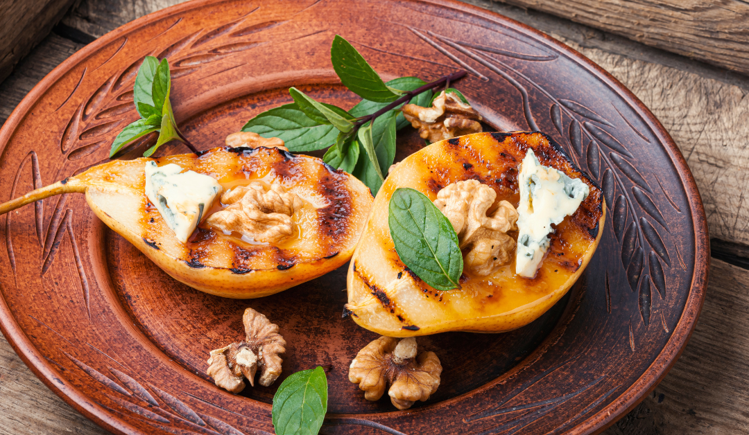 Peras a la brasa con queso azul y nueces: postre fácil y espectacular