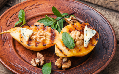 Peras a la brasa con queso azul y nueces: postre fácil y espectacular