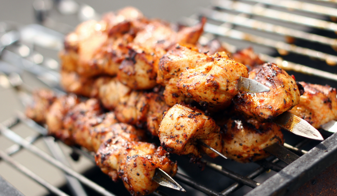 Pinchos morunos de pollo (sin pechuga): rápidos, jugosos y con toque cítrico